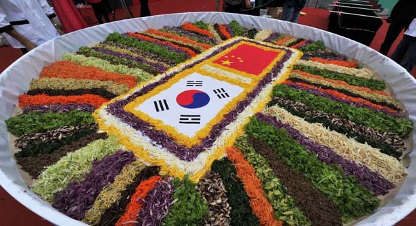 沈阳现直径3米巨型韩式拌饭 2015人分食