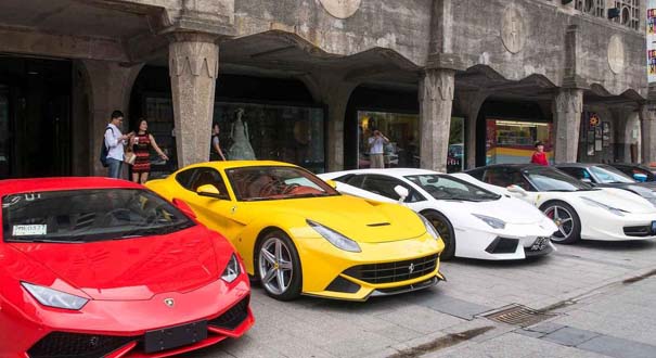 上海街头现大量顶级豪车引市民围观