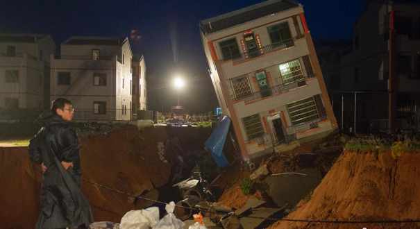 台风“环高”影响海南 一栋三层民房倾倒