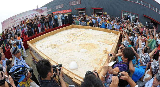 8吨重超大豆腐亮相安徽淮南