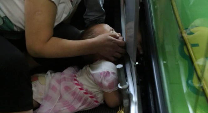 重庆3岁女童手臂被扶梯卡住 消防官兵紧急救援