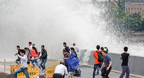 八月钱塘潮 巨浪击散观潮人
