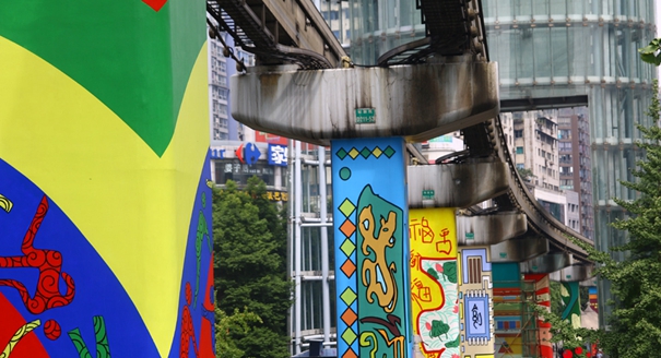 重庆杨家坪23根轻轨立柱“穿新衣”上“彩妆”