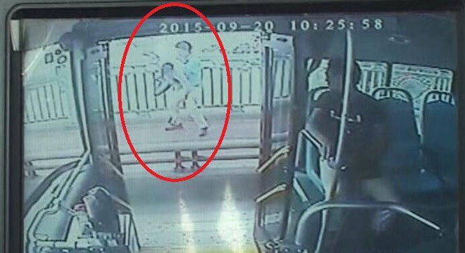 轻生男子欲跳长江大桥 过路公交司机解救不留名