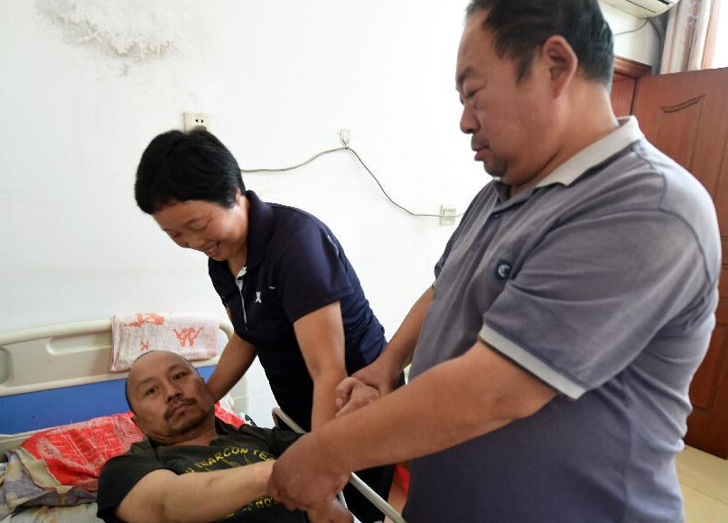 河北香河：农村兄嫂照顾残疾弟弟十年如一日