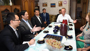 刘奇葆看望俄罗斯二战老战士