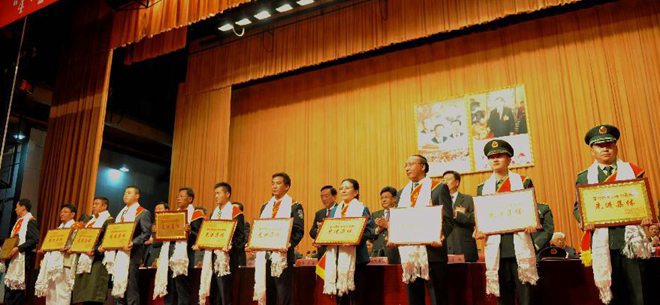 藏隆重表彰“4·25”地震抗震救灾暨自治区成立50周年庆祝活动先进集体及个人