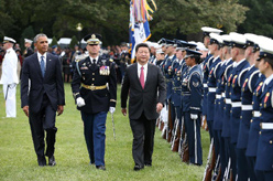 习近平出席美国总统奥巴马在白宫举行的欢迎仪式