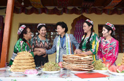 刘延东率中央代表团分团赴和田慰问各族干部群众