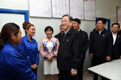 俞正声考察新疆英吉沙县喀什中兴手套有限公司