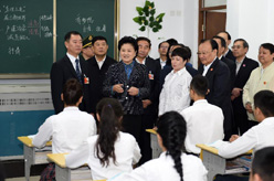 刘延东率中央代表团分团赴和田和阿克苏慰问各族干部群众