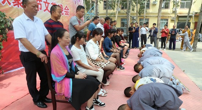 数百名少林武僧中秋与家人团聚 跪谢父母现场痛哭