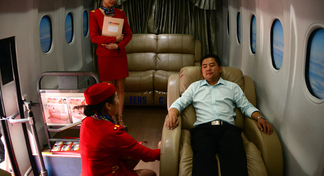 湖北一沙发店促销员扮空姐带客人体验“头等舱”