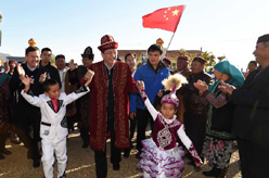 俞正声率中央代表团赴阿勒泰看望慰问各族干部群众