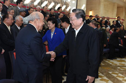 俞正声会见新疆维吾尔自治区领导班子成员、离退休老同志和各族各界群众代表