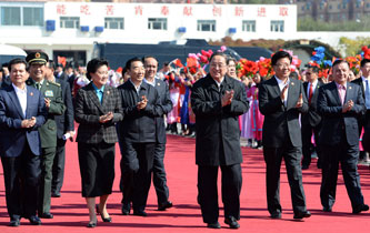 新疆维吾尔自治区各族各界欢送中央代表团回京