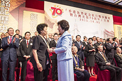 孙春兰向居港抗战老战士代表颁发中国人民抗日战争胜利70周年纪念章