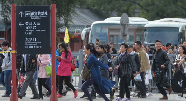 北京故宫四大区域正式开放 市民跑步进场