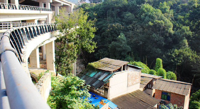 重庆一村落被立交桥包围成&ldquo;圈中村&rdquo;