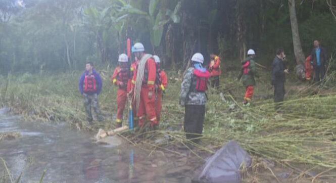 17名失联驴友被救瞬间 事后每人罚一千