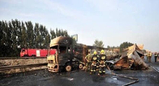 济青高速20多个油罐爆炸 3车被焚