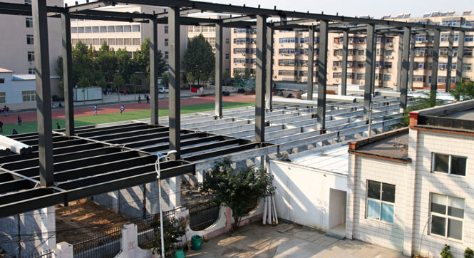 郑州一违章建筑&ldquo;骑&rdquo;着违建整治办公室