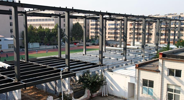 郑州一违章建筑&ldquo;骑&rdquo;着查违办