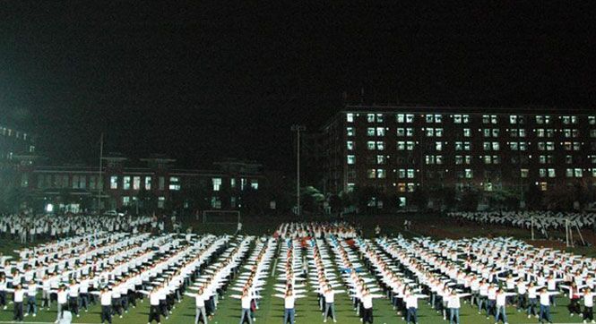 湖北一高校学生深夜做广播体操 场面震撼