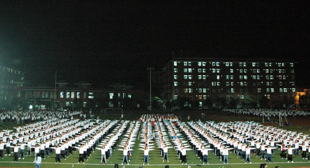 湖北一高校学生深夜做广播体操 场面震撼