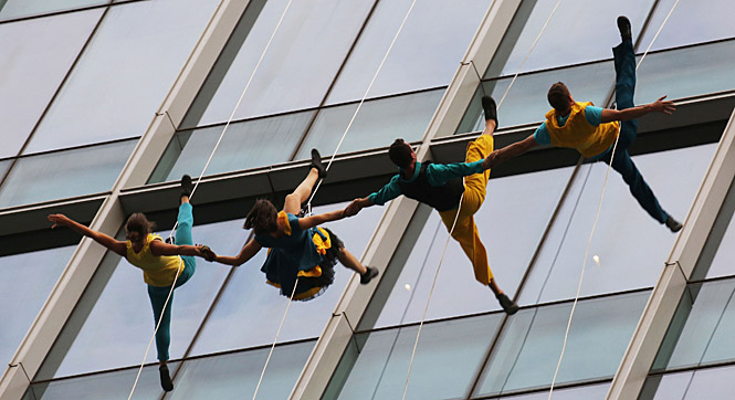 上海街头现空中芭蕾 舞者80米高空展现自由舞步