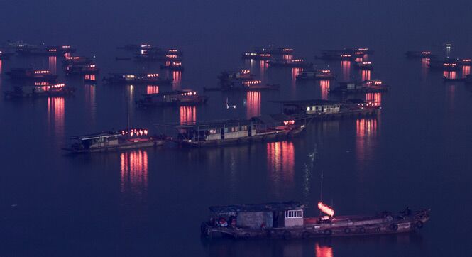 安徽巢湖首现千盏渔火映照湖面壮观盛景