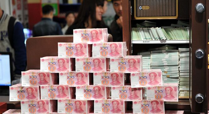 沈阳一商场展示150万人民币 现场发放消费者