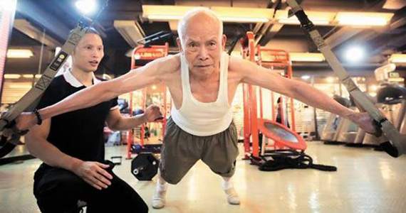 广州93岁肌肉&ldquo;型爷&rdquo;走红 70岁开始健身