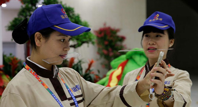 青运会保洁员按空姐标准培训 练站姿微笑