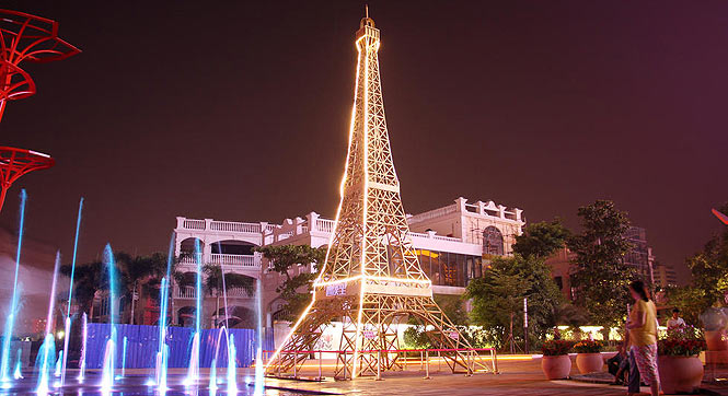 海口现山寨&ldquo;埃菲尔铁塔&rdquo; 灯光夺目