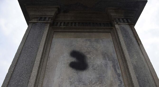 合肥一烈士纪念塔遭泼漆碑体满是伤痕