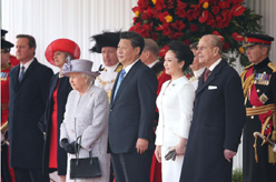 习近平出席英国女王伊丽莎白二世举行的欢迎仪式