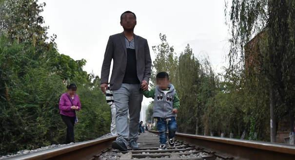 昆明一铁轨成&ldquo;散步场&rdquo; 曾有人因拍照逼停火车
