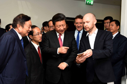 习近平参观华为英国公司