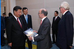 习近平集体会见英国友人