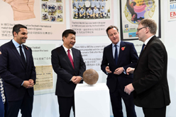 习近平参观曼彻斯特城市足球学院