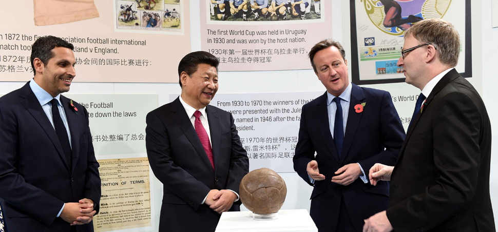 习近平参观曼彻斯特城市足球学院