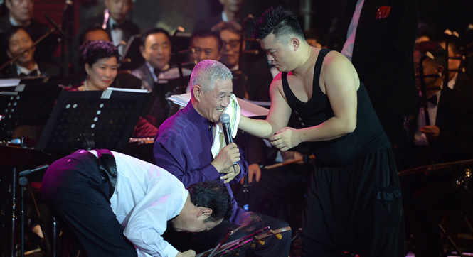 赵本山成都义演捐700万 徒弟台上为其擦汗