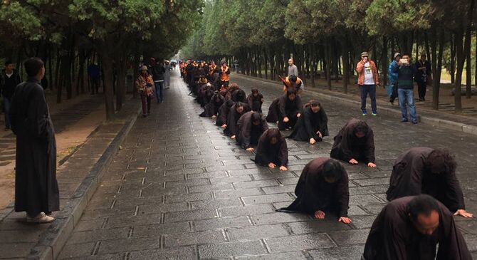 河南百名信众徒步5日 雨中朝拜少林寺