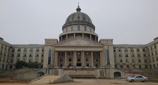 武汉山寨&ldquo;国会大厦&rdquo;荒废多年 市民连喊可惜