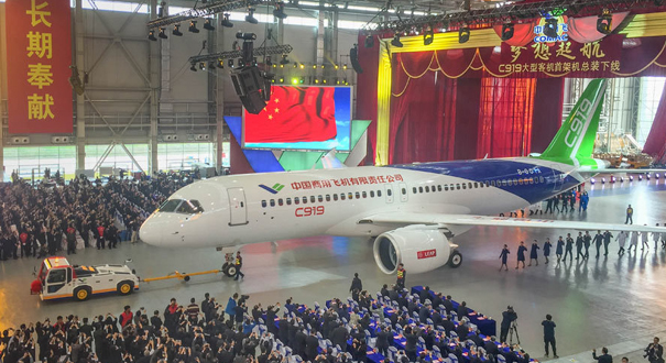 国产大型客机C919首架机在上海总装下线