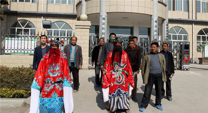 河南郏县：农民工扮钟馗在房管局门口讨工资
