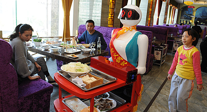 太原一餐厅雇机器人传菜 可代替两人劳动力