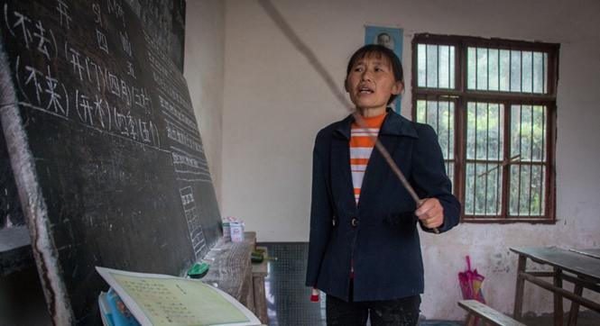 图片故事：独臂女教师 大山里的折翼天使