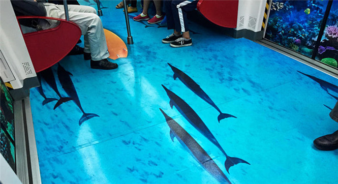 广东佛山地铁变身&ldquo;海底世界&rdquo; 鱼儿游弋